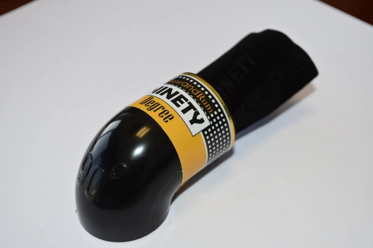 The Magnetic Cigar Holder  Black/White